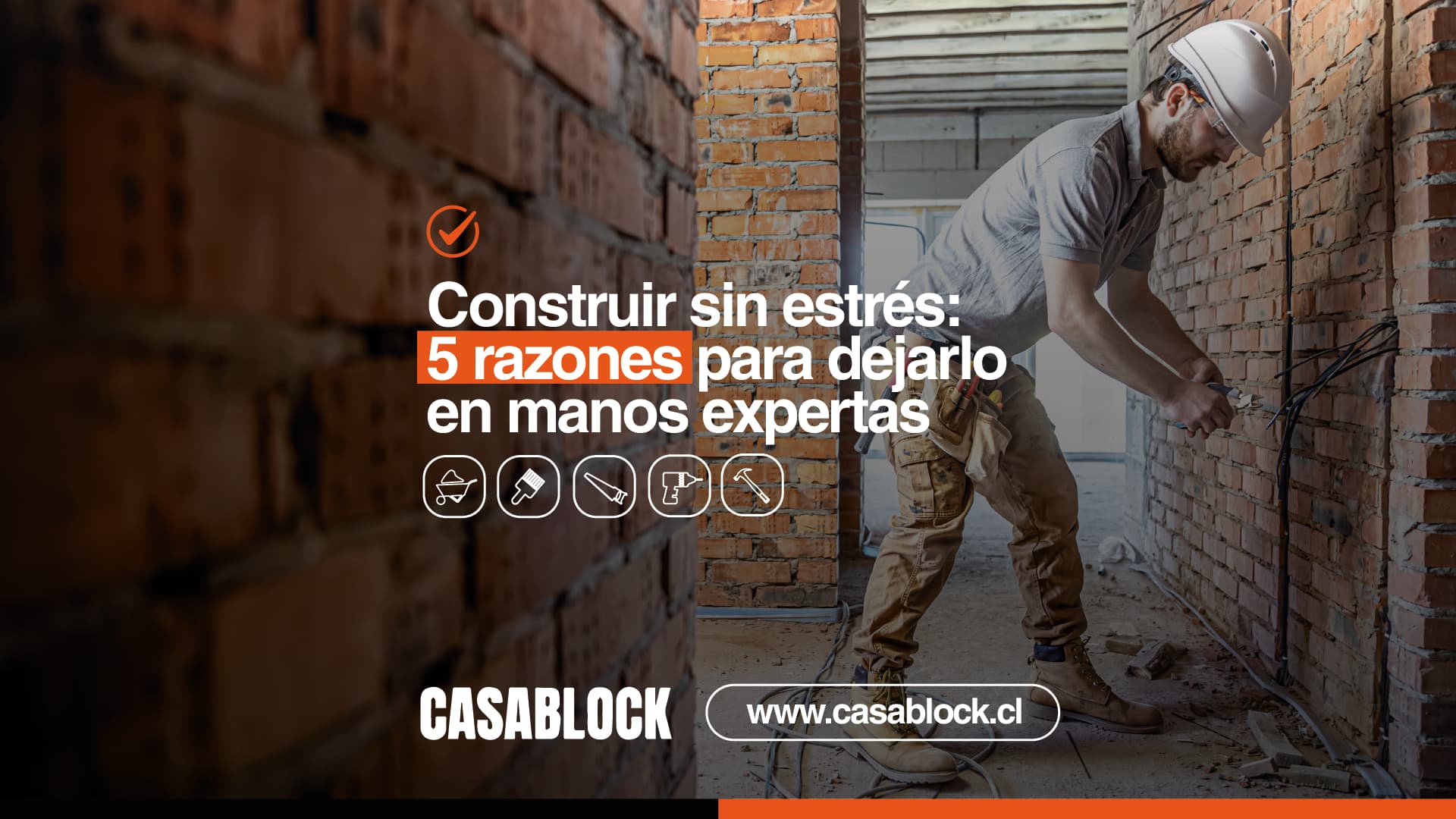 Trabajador en obra instalando cables eléctricos - 5 razones para construir sin estrés con Casablock