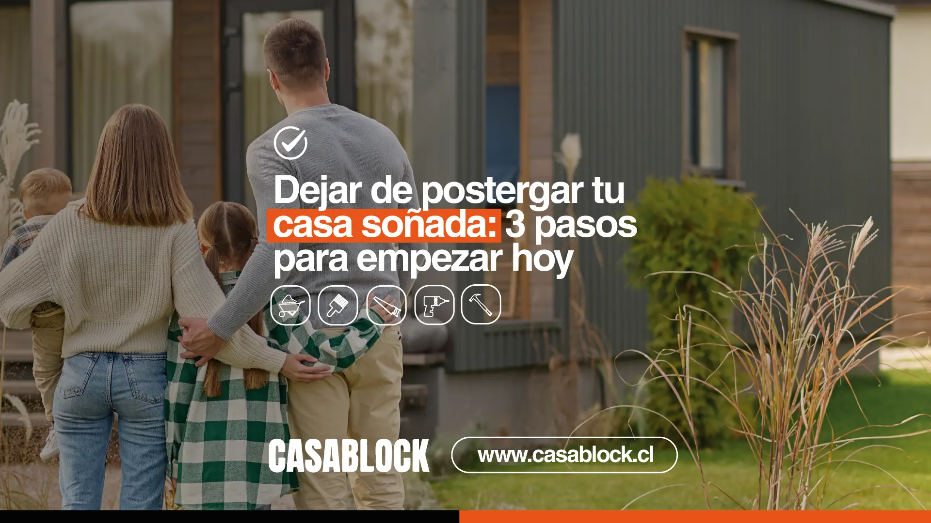 Familia observando su nueva casa modular con diseño moderno - 3 pasos para construir tu casa soñada con Casablock