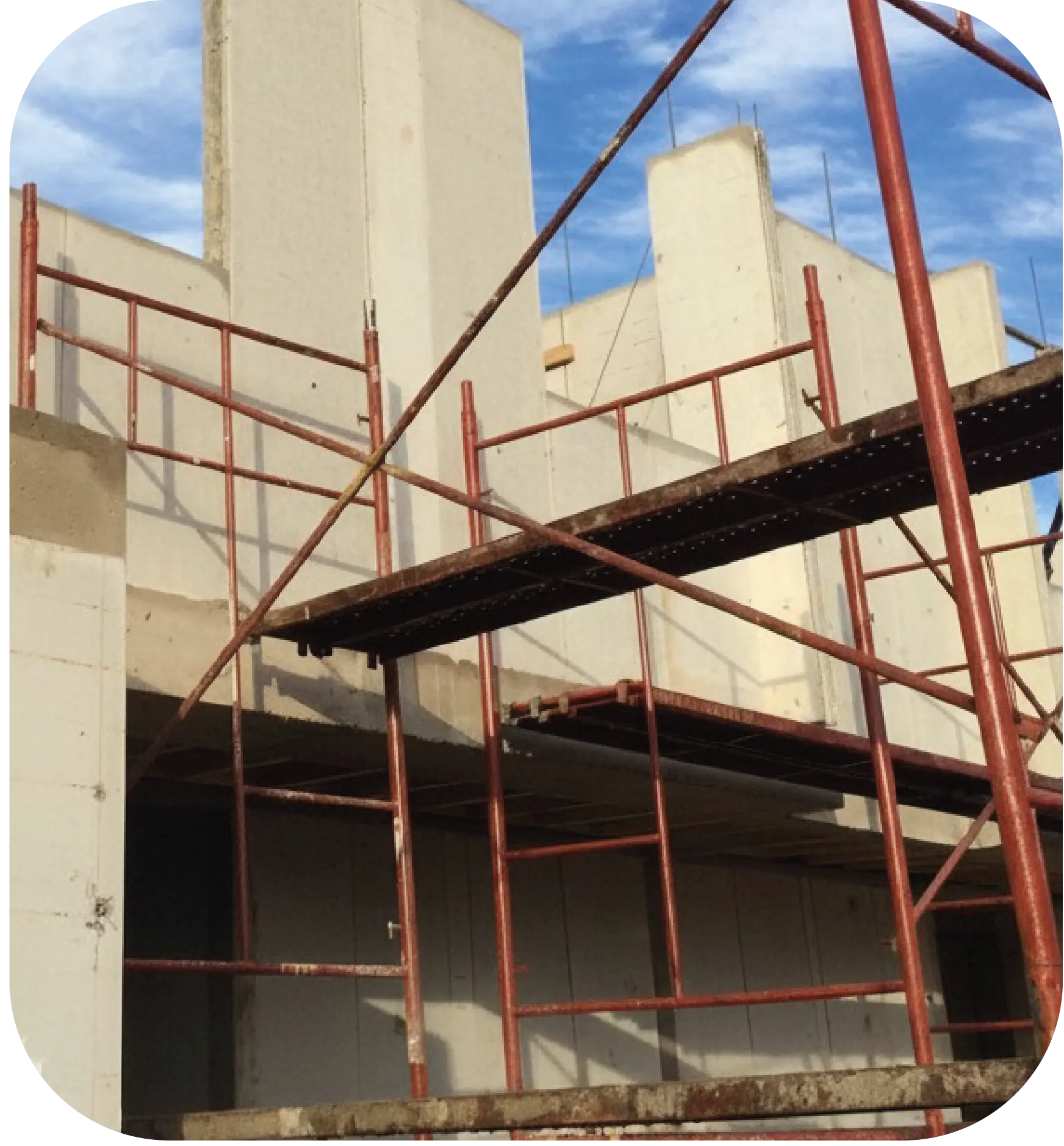 proceso de armado de casa con paneles sip de hormigón en Casa Block